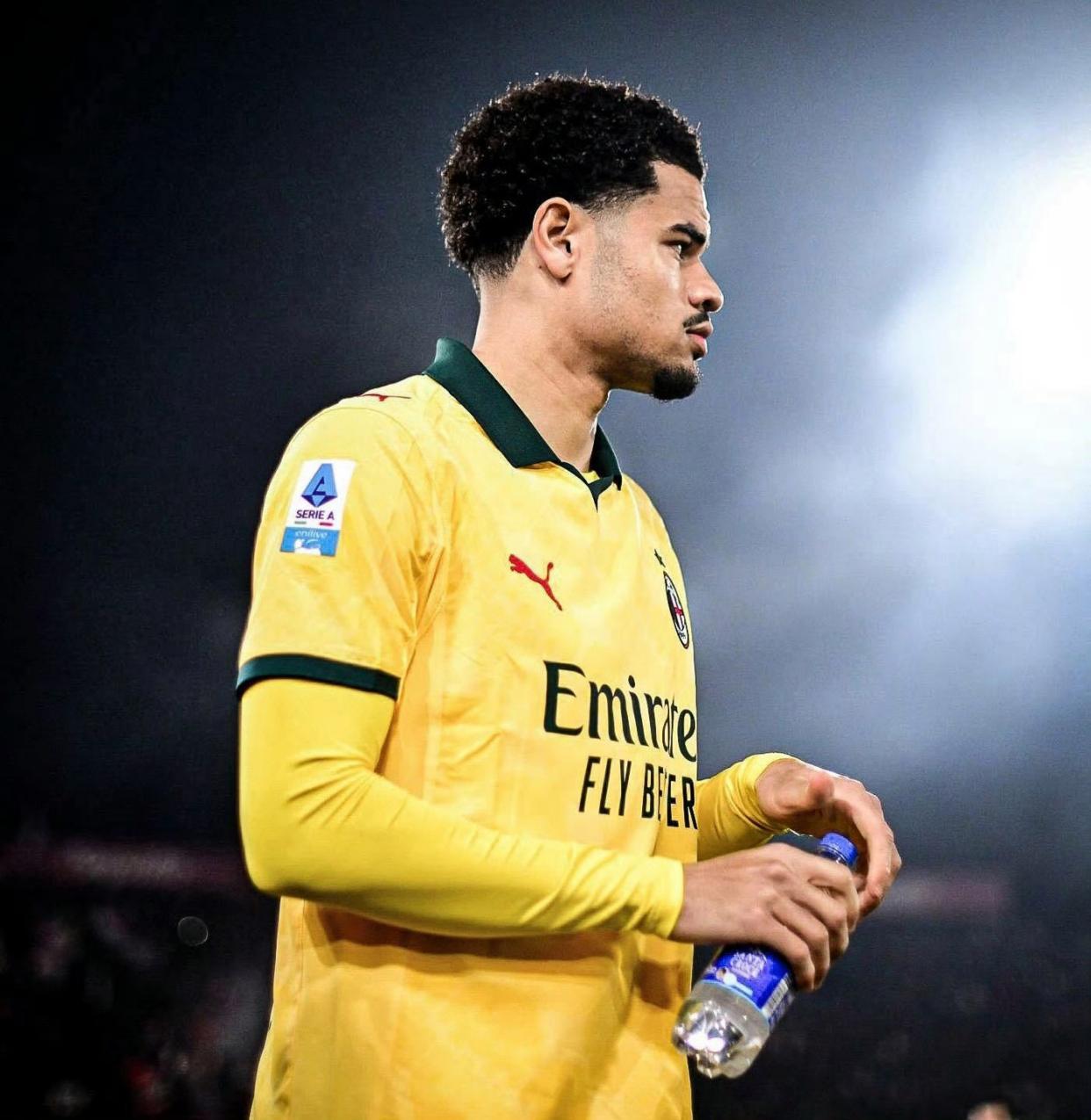 又一个巴尔泰萨吉？米兰21岁右翼卫进步明显，成萨56合格轮换